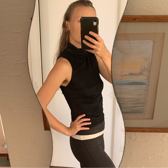 Sleeveless Mockneck Turtleneck - Picture 3 of 3